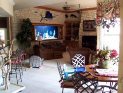 custom-tank-aquariums-rustic-interior.jpg